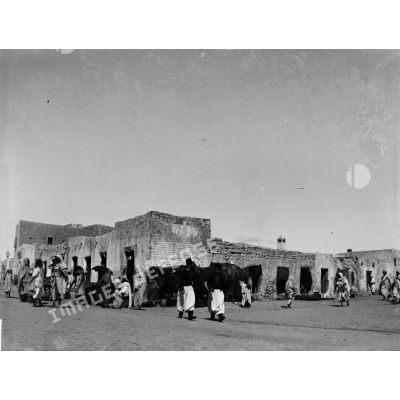 886. [Tunisie,1902-1903. Spahis au marché.]