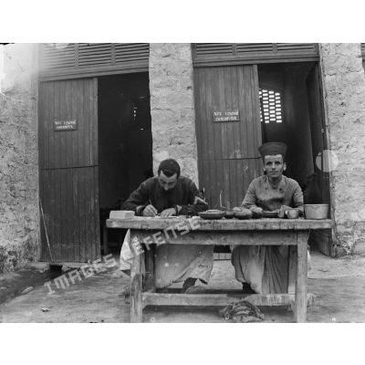 902. [Gafsa, 1902-1903. Spahis dans une infirmerie vétérinaire.]