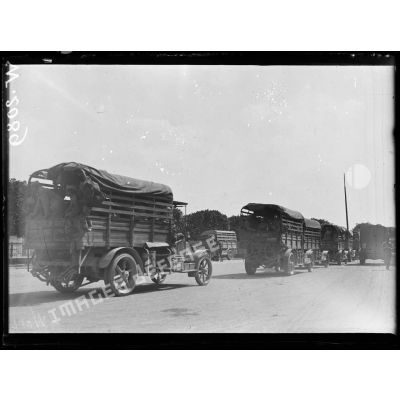 Compiègne, convoi de camions montant des troupes aux lignes. [légende d'origine]