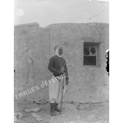 730. [Tunisie, 1902-1903. Portrait de militaire.]