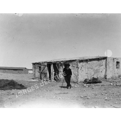 744. [Tunisie, 1902-1903. Portrait d'un homme en tenue civile.]
