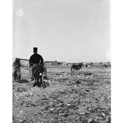 748. [Médenine, 1902-1903. Militaire à dos d'âne.]