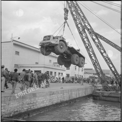 Un camion Berliet T 100 sur le port d'Alger.