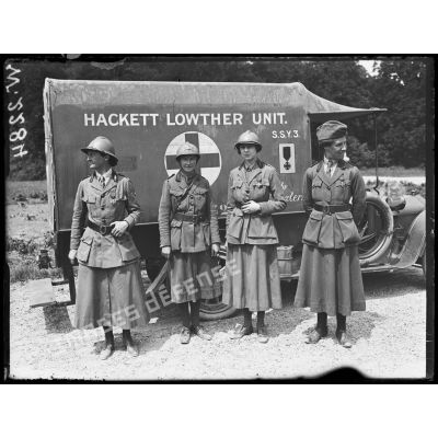 Château de Fayel. Section sanitaire anglaise. Comité Hackett-Lowther. Conductrices décorées de la croix de Guerre. [légende d'origine]