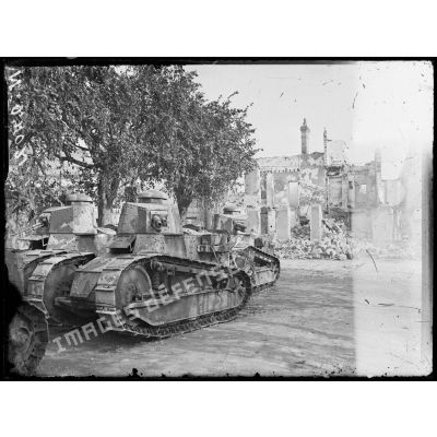 Neuilly-Saint-Front, Aisne. Chars d'assault Renault au repos dans un village. [légende d'origine]