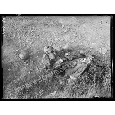 Courcelles-Epayelles, cadavre allemand resté entre les lignes depuis le 15 juin, date de notre contre-attaque. [légende d'origine]