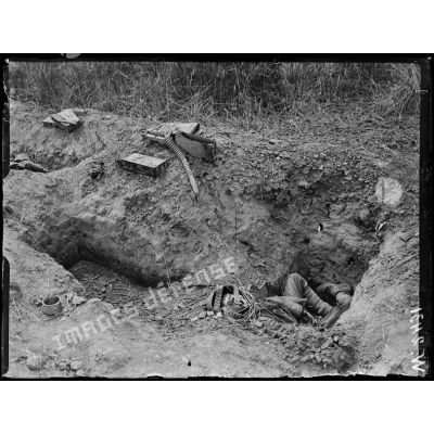 Courcelles-Epayelles, cadavre d'un mitrailleur allemand. [légende d'origine]