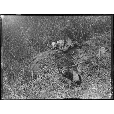 Courcelles-Epayelles, tranchée allemand abandonné, à droite, cadavre d'un mitrailleur. [légende d'origine]