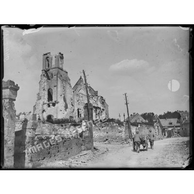 Machemont, brancardiers passant devant l'église en ruines. [légende d'origine]