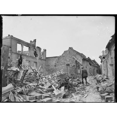 Chevincourt, une rue détruite. [légende d'origine]