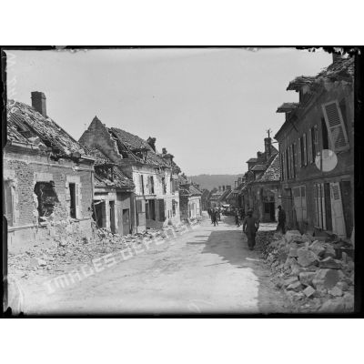 Elincourt-Sainte-Marguerite, une rue du village détruit. [légende d'origine]