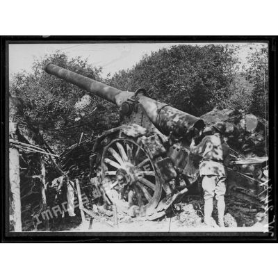 La Ferme Saint-Claude, canon 155 mm long en position. [légende d'origine]