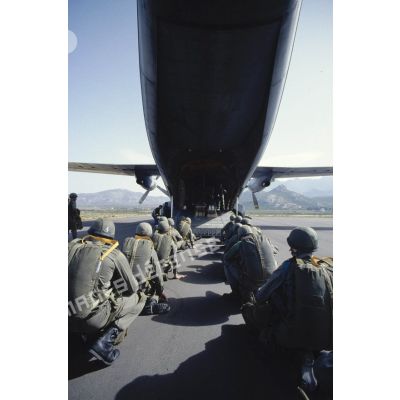 Groupe de parachutistes du 2e REP (régiment étranger parachutiste) en instance d'embarquement en avion de transport Transall C-160 pour un exercice de saut.