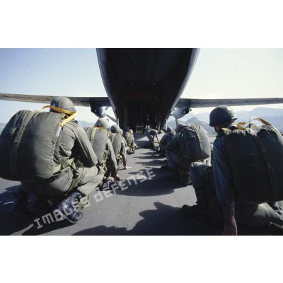 Groupe de parachutistes du 2e REP (régiment étranger parachutiste) en instance d'embarquement en avion de transport Transall C-160 pour un exercice de saut.