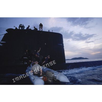 Contact de la compagnie nautique du 2e REP (régiment étranger parachutiste) sur zodiac avec l'équipage du sous-marin Galatée (S646) sorti dans la baie de Calvi lors d'un exercice.