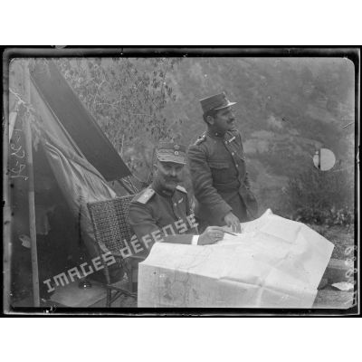 Kupa. Le général grec Christodoulos devant sa tente avec son officier d'ordonnance. [légende d'origine]
