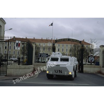 Un véhicule de l'avant blindé (VAB) blanc et siglé UN (United Nations) quitte la caserne du 1er régiment d'infanterie de marine (1er RIMa) d'Angoulême.