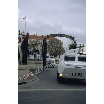 Un convoi de véhicules de l'avant blindés (VAB) blancs et siglés UN (United Nations) quitte la caserne du 1er régiment d'infanterie de marine (1er RIMa) d'Angoulême.