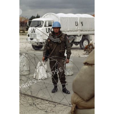 Casque bleu du 1er régiment d'infanterie de marine (1er RIMa) avec radio TRPP 11 lors d'un exercice de contrôle routier à Angoulême avant le départ des troupes pour la Bosnie-Herzégovine.
