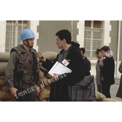 Interview d'un casque bleu du 1er régiment d'infanterie de marine (1er RIMa) par un journaliste dans la caserne d'Angoulême avant le départ des troupes pour la Bosnie-Herzégovine.