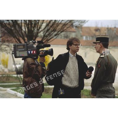 Interview d'un colonel du 1er régiment d'infanterie de marine (1er RIMa) par une équipe vidéo de TF1 dans la caserne d'Angoulême avant le départ pour la Bosnie-Herzégovine.