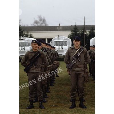 Marsouins du 2e régiment d'infanterie de marine (2e RIMa) en rangs devant des camions TRM-4000 de l'ONU lors de la présentation à la presse militaire et civile avant le départ pour la Bosnie-Herzégovine.