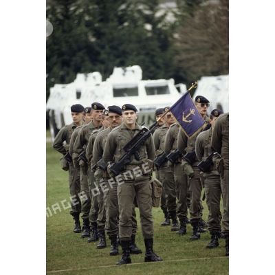 Marsouins du 2e régiment d'infanterie de marine (2e RIMa) et son porte-drapeau en rangs lors de la présentation à la presse militaire et civile avant le départ en ex-Yougoslavie.