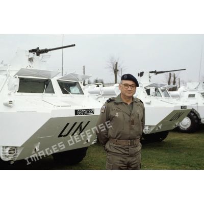 Général de brigade Michel Billot, commandant la 9e division d'infanterie de marine (DIMa), devant des véhicules de l'avant blindés (VAB) aux couleurs de l'ONU avant le départ pour l'ex-Yougoslavie.