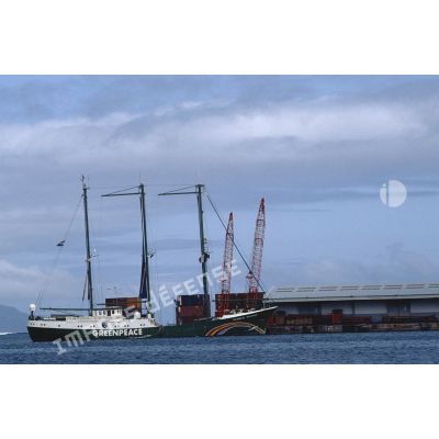 Le Rainbow Warrior 2, navire de Greenpeace dans le port de Papeete avant le départ pour Moruroa. [Description en cours]