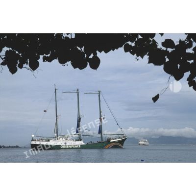 Le Rainbow Warrior 2, navire de Greenpeace dans le port de Papeete avant le départ pour Moruroa. [Description en cours]
