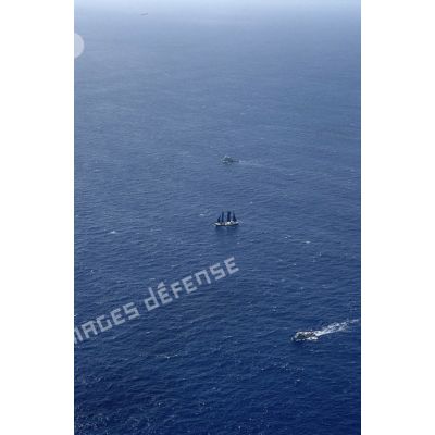 Le Rainbow Warrior 2, navire de Greenpeace, est escorté par le Revi (A635) et le Rari (A633), remorqueurs de haute mer. [Description en cours]