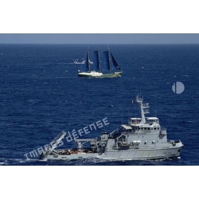 Le Revi (A635) et le Rari (A633), remorqueurs de haute mer escortent le Rainbow Warrior 2 de Greenpeace. [Description en cours]
