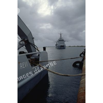 Arrivée du remorqueur de haute mer le Rari vue depuis le Revi. [Description en cours]