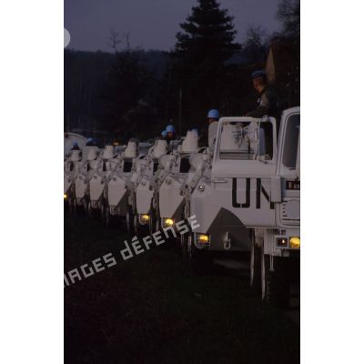 Véhicules aux couleurs de l'ONU et casques bleus en attente le long d'une petite route lors du trajet en convoi vers Karlovac.