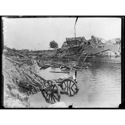 Chauny, un pont détruit sur le canal. [légende d'origine]