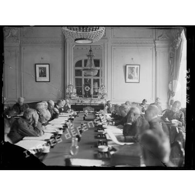 Versailles, réunion du comité interallié concernant les conditions de l'armistice. [légende d'origine]