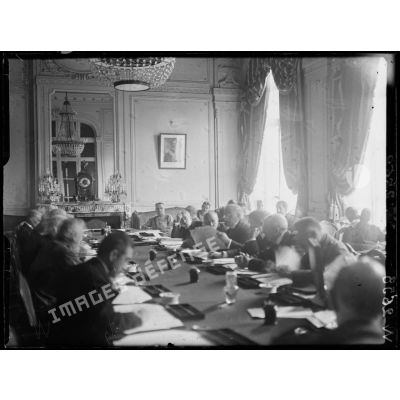 Versailles, réunion du comité interallié concernant les conditions de l'armistice. [légende d'origine]