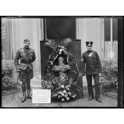 Paris, couronne de fleurs offerte par les Anglais en souvenir des morts Français. (deux clichés) [légende d'origine]