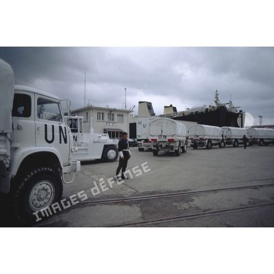Camions TRM 4000 du 519e régiment du train (519e RT) et autres engins aux couleurs de l'ONU sur le port de Toulon pour l'embarquement sur le ferry Terre d'Afrique en partance pour l'ex-Yougoslavie