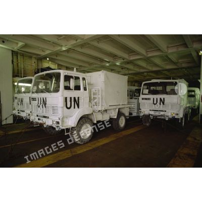 Camions TRM 2000 aux couleurs de l'ONU arrimés dans les soutes avant le départ pour l'ex-Yougoslavie.