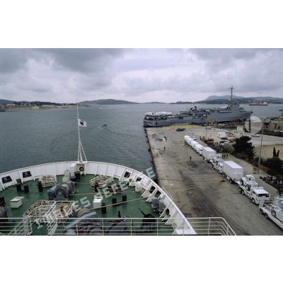 Transport de chaland de débarquement (TDC) Foudre vu du ferry Corse dans la rade de Toulon lors de l'embarquement du 519e régiment du train (519e RT) pour l'ex-Yougoslavie.