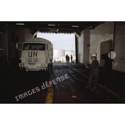 Camion TRM 4000 du 519e régiment du train (519e RT) aux couleurs de l'ONU embarquant dans la cale du ferry Terre d'Afrique avant le départ pour rejoindre la FORPRONU en ex-Yougoslavie.