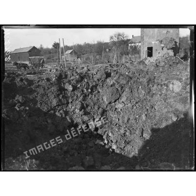 Rozoy-sur-Serre, les voies ferrées détruites par un entonnoir causé par une mine allemande. (deux clichés) [légende d'origine]