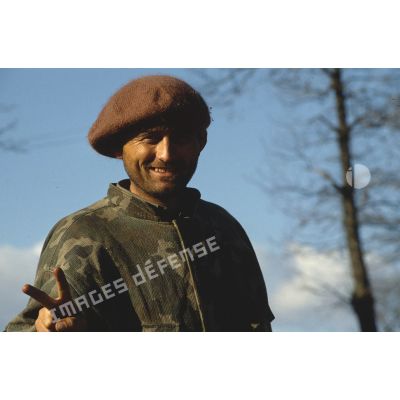 Portrait d'un soldat croate (musulman du sud) près du poste d'observation français Roméo 2 occupé par le 92e régiment d'infanterie (92e RI),, au-dessus du col de Skokovi dans l'enclave musulmane de Bihac.