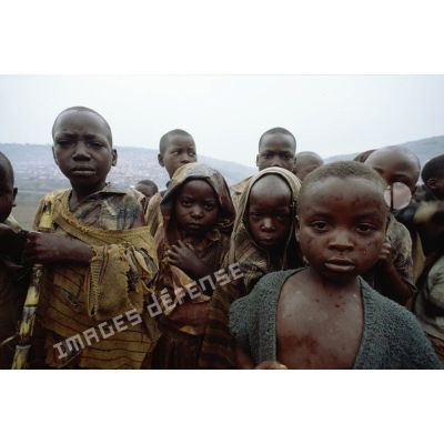 Camp de réfugiés de Nyacyonga sur la route de Byumba à 10 km de Kigali. Groupe d'enfants.