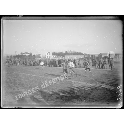 Salonique. Match de football sur le terrain de l'hôpital lyonnais (équipes Armée de terre contre marins). [légende d'origine]