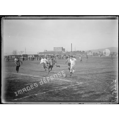 Salonique. Match de football sur le terrain de l'hôpital lyonnais (équipes Armée de terre contre marins). [légende d'origine]