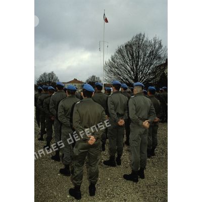 Vue de dos des hommes du 1er régiment d'infanterie de marine (1er RIMa) arborant le béret des Nations Unies lors de la prise d'armes à la caserne d'Angoulême avant le départ pour rejoindre la FORPRONU en Bosnie.
