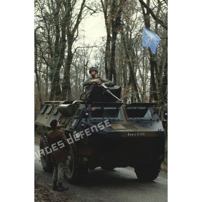 1er régiment d'infanterie de marine (1er RIMa) s'exerçant avec un VAB au passage d'un convoi ONU à un point de contrôle bosniaque reconstitué à Angoulême avant le départ pour la Bosnie.