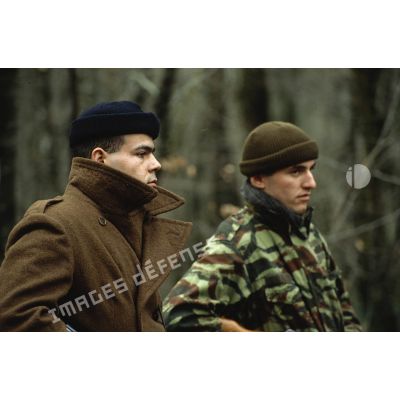 Faux militaires bosniaques lors d'un exercice de passage de point de contrôle du 1er régiment d'infanterie de marine (1er RIMa) à Angoulême avant de rejoindre la FORPRONU en Bosnie.